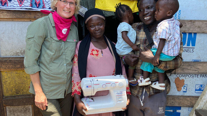 Frauen vor einem Gebäude in Ghana