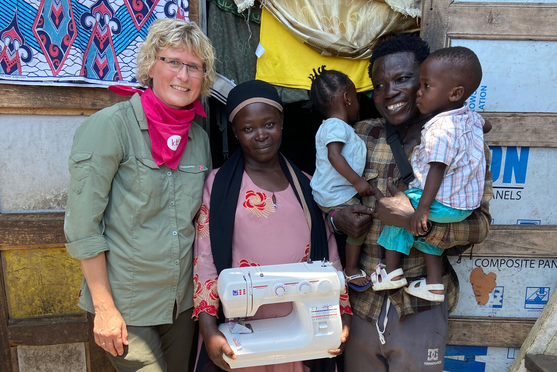 Frauen vor einem Gebäude in Ghana