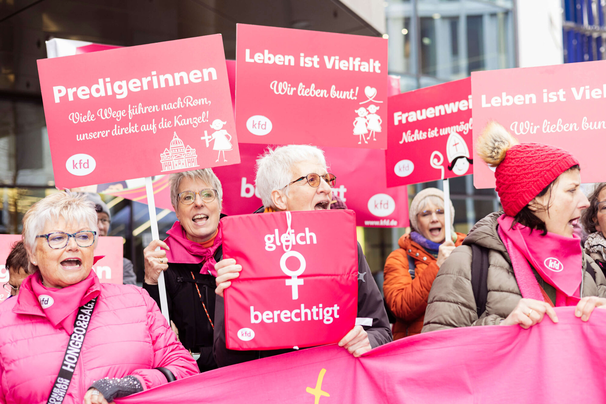 kfd-women demonstrating von women`s right 