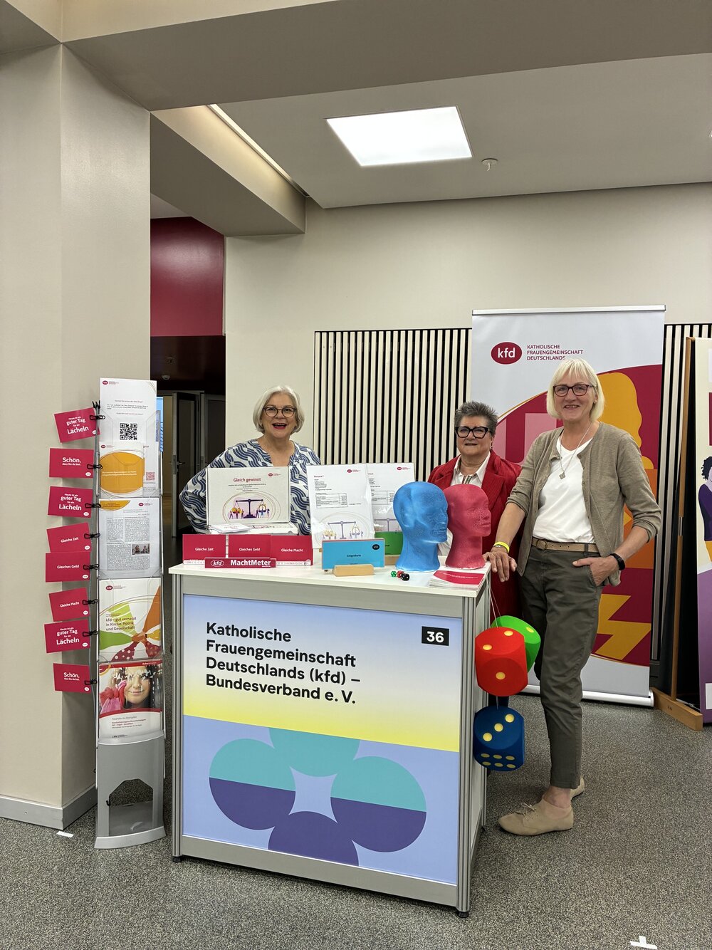 kfd beim 3. Gleichstellungstag mehrere Personen bei einem Stand der kfd beim 3. Gleichstellungstag