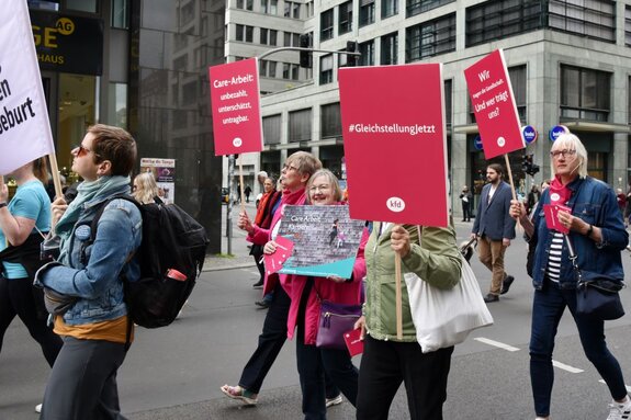 Demo-kfd-100000-Muetter_web.JPG Demo-kfd-100000-Muetter_web.JPG